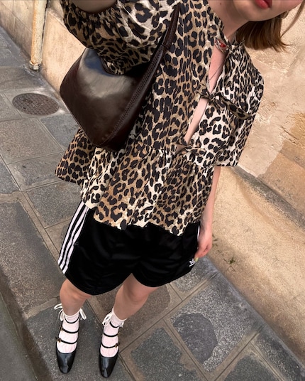 Gutes Team: Leo-Bluse und Sportshorts.