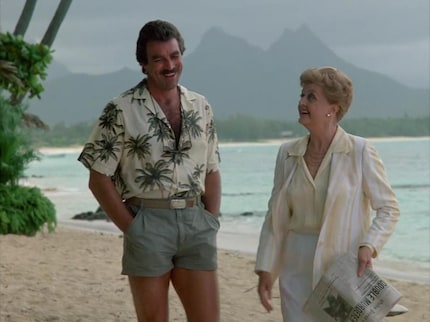 Tom Selleck et Angela Lansbury dans un épisode crossover de « Magnum P.I. » et « Arabesque ».