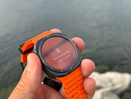 En un clic, la montre se transforme en lampe de poche.