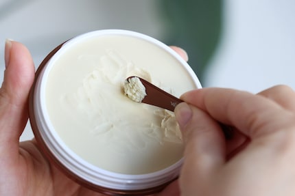 Verwirrend: Das «Blurring Balm Powder» von Danessa Myricks ist eigentlich ein Balm, der erst auf der Haut zu einer pudrigen Textur schmilzt.