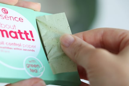 Davon habe ich immer ein paar auf Vorrat: die «Oil Control Paper» von Essence.