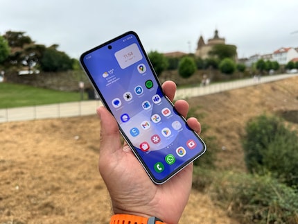 Il Flip 6 è uno smartphone di dimensioni normali che può essere piegato a metà.