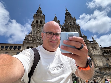 La fotocamera principale e lo schermo esterno consentono di scattare selfie eccellenti in modo semplice e veloce.