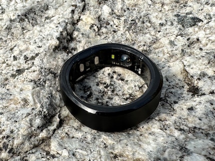One of the two nubs next to the sensors is clearly visible here.
