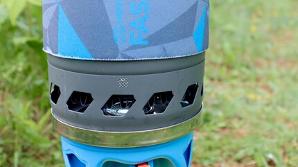 Durch die feste Verbindung zwischen Becher und Flamme, den Windschutz und die Heizrippen sind diese Art von Campingkochern besonders schnell.