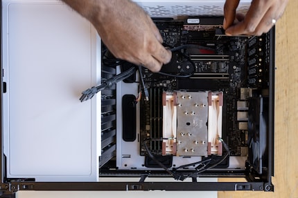 Derrière le capot blanc sur la gauche se trouvent les disques durs.