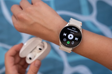 Grâce aux 32 Go de mémoire et à Wear OS 5, j’ai pu télécharger ma playlist Spotify directement sur la montre.