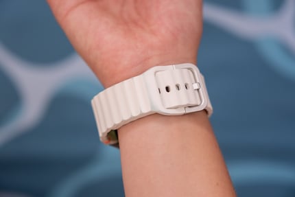 Le bracelet blanc de la Galaxy Watch 7 se tache facilement.
