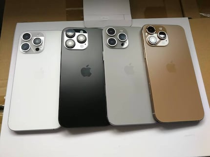 Une fuite dévoile les prétendues nouvelles couleurs de l’iPhone. Cependant, la photo montre un modèle en plastique, probablement sans le verre de protection mat à l’avant. L’appareil final devrait avoir un aspect plus sombre et plus sophistiqué.