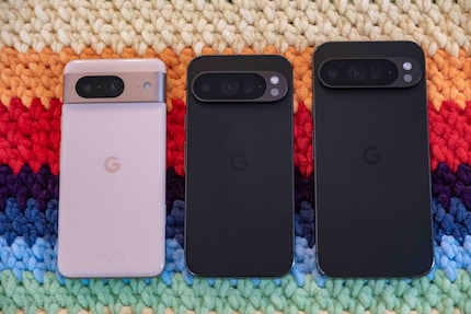 Le Pixel 9 Pro (au centre) est disponible dans la même taille que le Pixel 9 et en version XL (à droite). À gauche, le Pixel 8. 