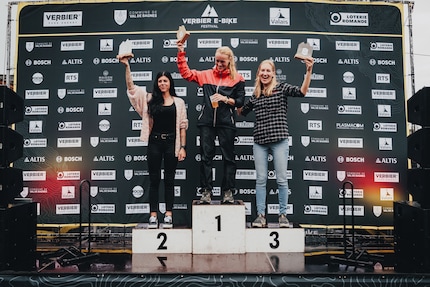 Ilona al terzo posto alla cerimonia di premiazione.
