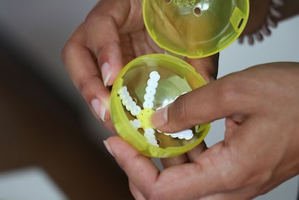 Steffi drückt die Blüte in eine Gacha-Kapsel, um sie in Form zu bringen.