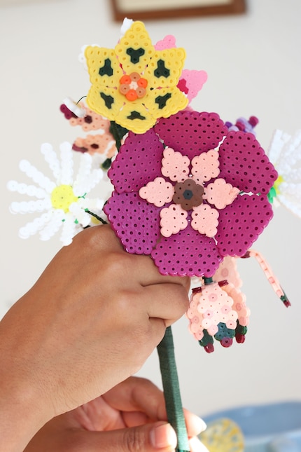 Hast du erst mal mehrere Blumen fertig, kannst du die Stiele mit dem Kreppband zu einem Strauss zusammenbinden.