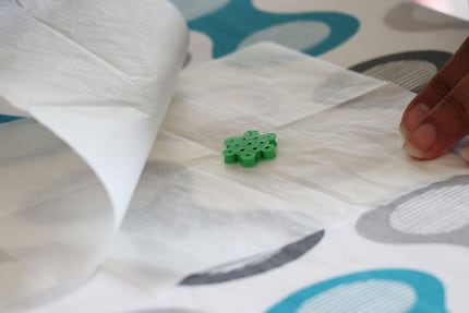 Tipp: Bügel deine Elemente auf beiden Seiten, so halten sie besser zusammen.
