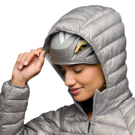 Die Kapuze des leichten Hoodies passt über den Helm.