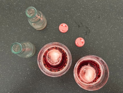 Golyo meets Sanbitter: Eine Eiskugel genügt, um den italienischen Drink zu kühlen.