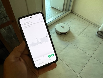 Come molti altri robot, il Samsung scansiona attraverso la porta di vetro sul balcone.