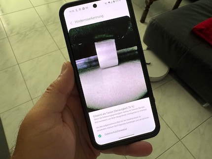 Una tazza? Sarebbe strano se il divano ci fosse appoggiato.
