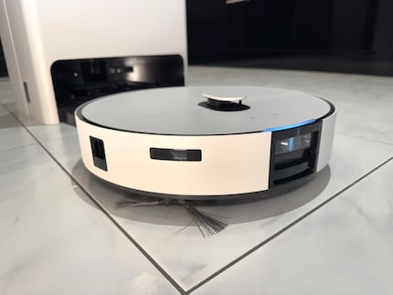 L'aspirapolvere Samsung con la fotocamera (davanti) e il sensore LIDAR (nella torre).