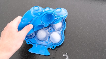 Die Silikonform lässt sich einfach öffnen. Dann kann ich die Eiskugeln ernten.