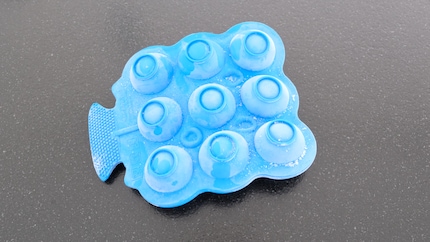 Die Eisform kommt in frischem Blau daher.