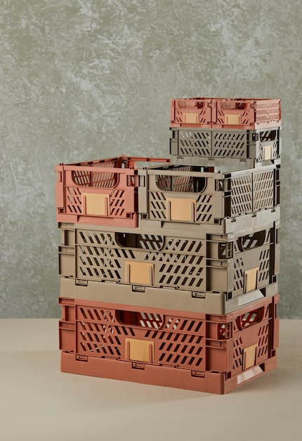 La caisse design de Schou est disponible en quatre tailles : 17 × 12.5 × 7 cm, 25.5 × 2.5 × 16.5, 33 × 24.5 × 15 cm, 33 × 5 × 50 cm.