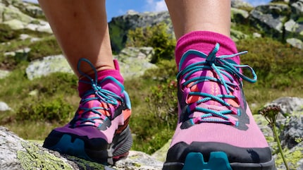 Le mesh enveloppe le pied et le laisse respirer. La chaussure est spacieuse à l’avant.