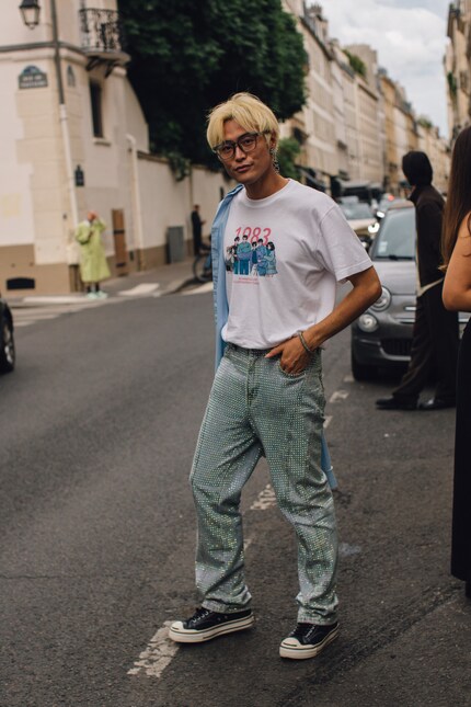 T-shirt, baskets et jean pailleté à Paris.