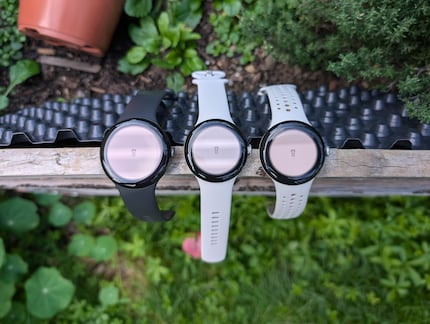 Das Display ist auch bei der 41-mm-Version grösser geworden als bei der Pixel Watch 2 (rechts). Dafür hat Google die Ränder um 16 Prozent verschmälert.