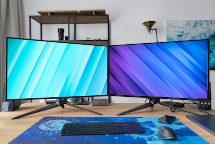 L’Asus PG32UCDP (à gauche) et l’Asus PG32UCDM (à droite) se ressemblent, mais ont des dalles différentes.
