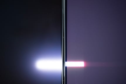 Sous l'effet de la lumière, le WOLED (à gauche) perd moins de contraste que le QD-OLED (à droite)