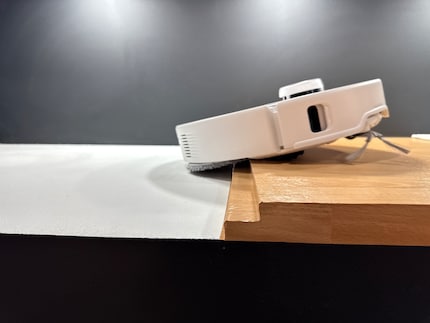 Der Roborock schiesst förmlich über das Hindernis, hier hat die Schwelle aber noch eine kleine Zwischenstufe eingebaut.