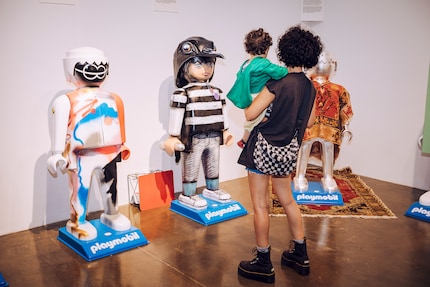 Die 1,50 Meter großen Playmo-Figuren wurden von nationalen und internationalen Kunstschaffenden gestaltet.