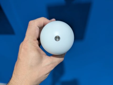 Es gibt ein Schraubgewinde, die Kamera haftet aber auch magnetisch.