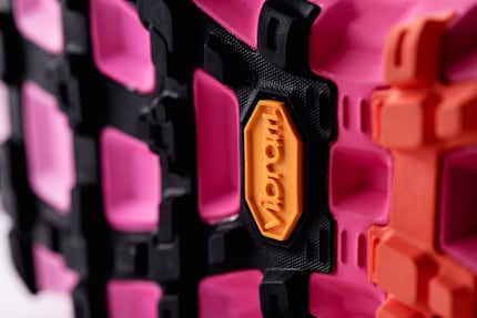 La semelle née d’une collaboration entre X-Bionic et Vibram possède une structure qui s’adapte aux différents terrains et offre un bon soutien.