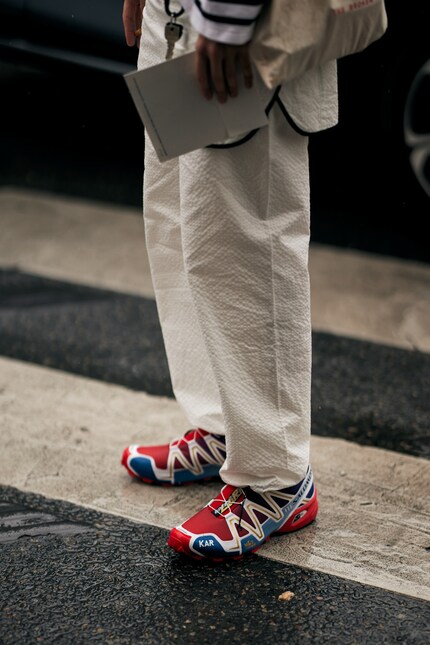 Le scarpe da ginnastica dal carattere funzionale sono un'alternativa di tendenza dei modelli skinny.