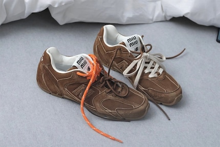 La nuova «530 SL» di New Balance in collaborazione con Miu Miu.
