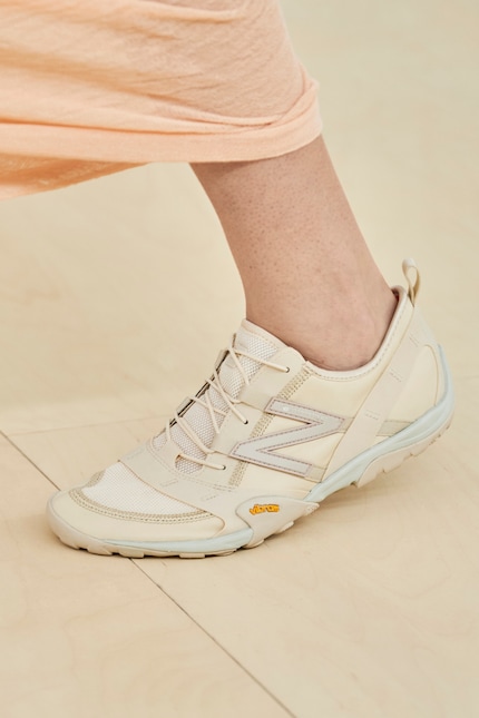 La «MT10O» di New Balance in collaborazione con Issey Miyake.
