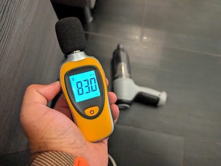 Pour sa taille, l’aspirateur de voiture fait pas mal de bruit.
