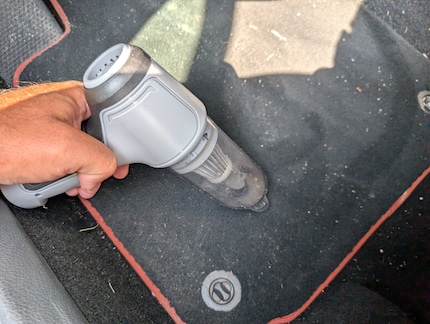 Il faut une éternité pour venir à bout des surfaces étendues avec le petit aspirateur.