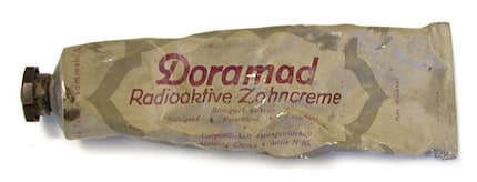 Für strahlend weisse Zähne: die radioaktive Zahnpasta von Doromad.