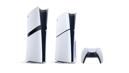 La PS5 Pro sans lecteur (à gauche) comparée à la PS5 Slim avec lecteur (à droite).