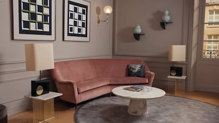 Delicate powdery and grey tones define the office’s colour scheme.