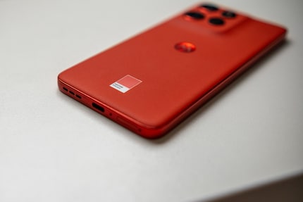 Kevin aime le rouge Pantone du Motorola Edge 50 Neo.
