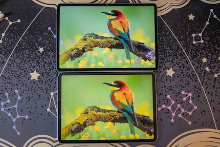 Une fois allumé, le MatePad 11.5 S (en haut) offre une image plus claire, car il n’y a pas de film supplémentaire collé dessus.