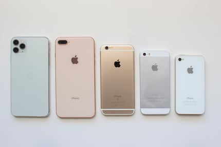 Alcuni vecchi iPhone. Da sinistra a destra: 11 Pro, 8 Plus, 6S, 5S, 4.