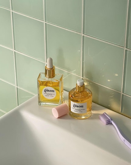 À gauche, l'huile capillaire, à droite, le parfum capillaire.