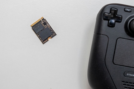 Nei tre centimetri di lunghezza c'è spazio per un chip di memoria NAND e per il controller.