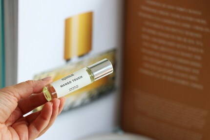 Perfume Oil Expressions descrive la fragranza come fruttata, fresca e dolce.