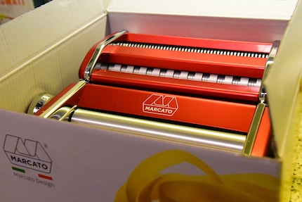 Una piccola icona del design, la «Vespa da cucina» color rosso fiammante con trasmissione a manovella.